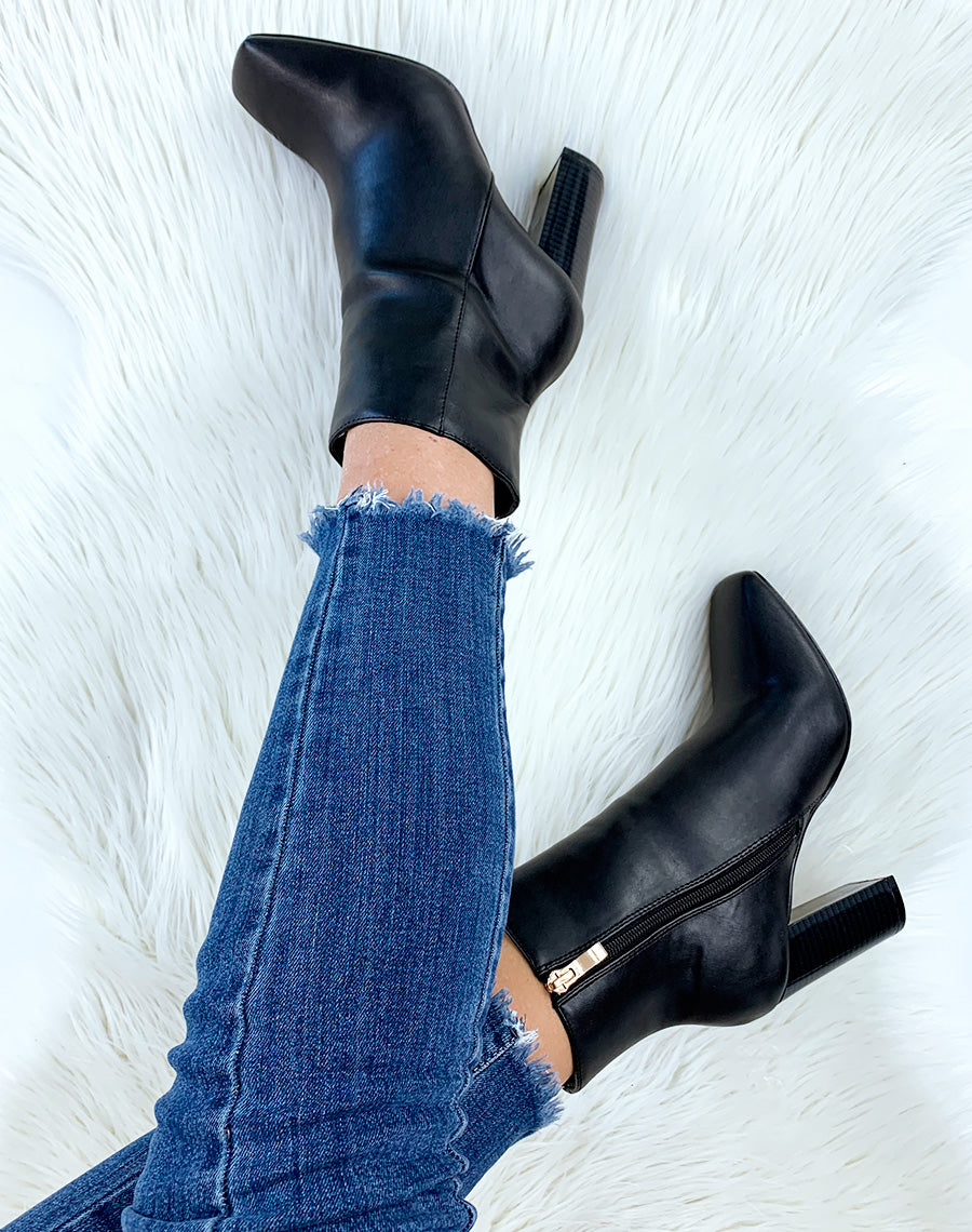 Bottines à talons noires et à bout carré