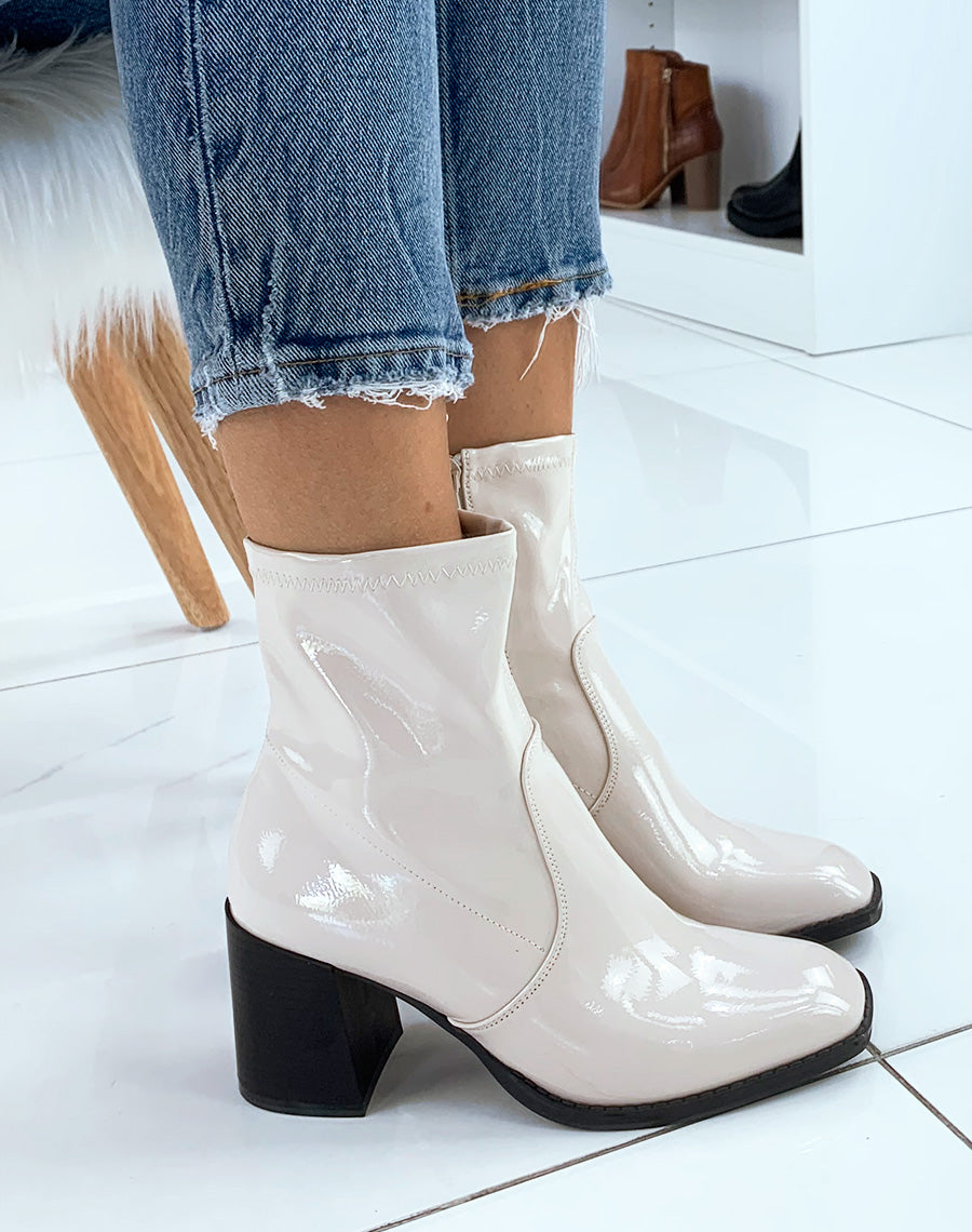 Bottines à talons vernies beiges et à bout carré