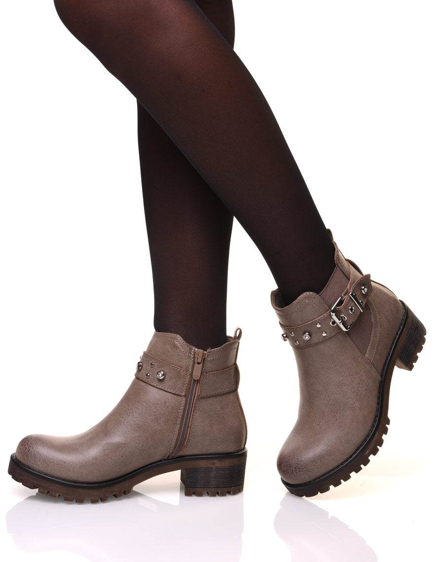 Bottines taupes à lanières ornées de strass et de petits clous