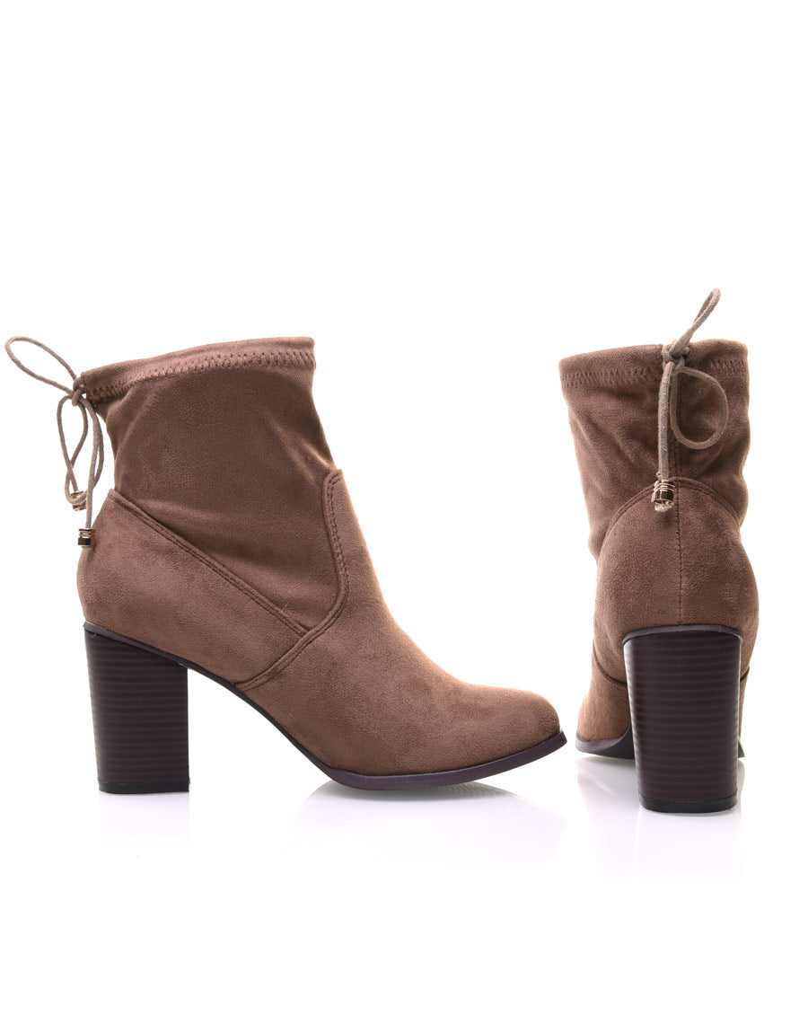 Bottines taupes souples en suédine à talons 