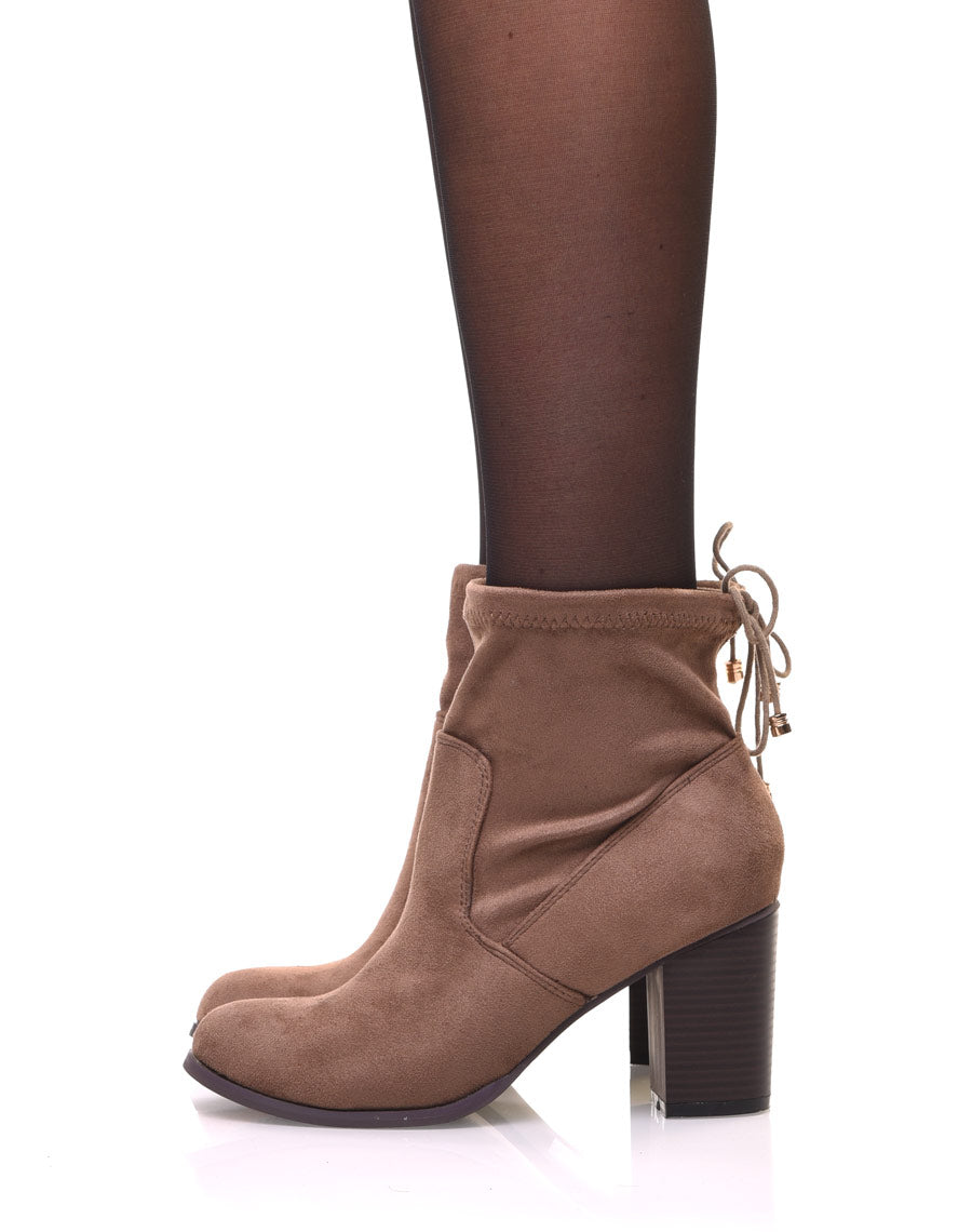 Bottines taupes souples en suédine à talons 