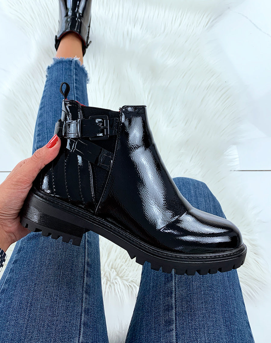 Bottines vernies noires à sangles et intérieur rouge