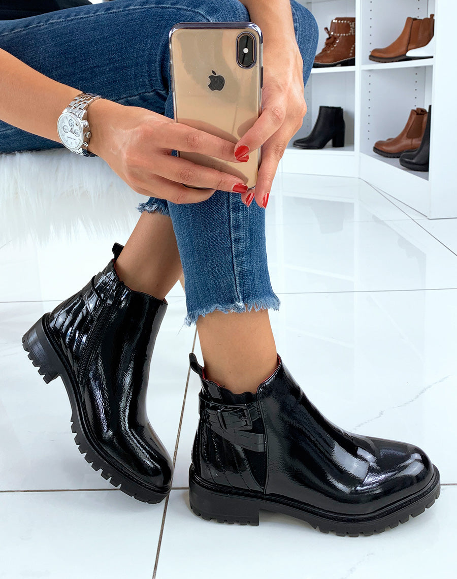 Bottines vernies noires à sangles et intérieur rouge