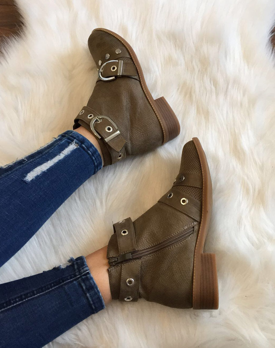 Bottines vertes lanières cloutées ouvertes à l’avant