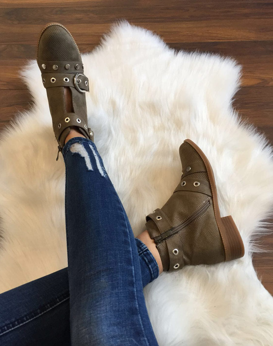 Bottines vertes lanières cloutées ouvertes à l’avant