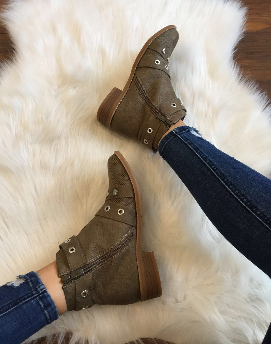 Bottines vertes lanières cloutées ouvertes à l’avant