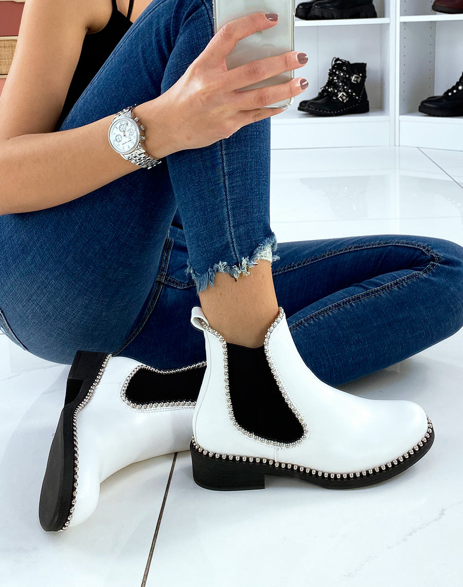 Chelsea boots blanches ornées de perles argentées
