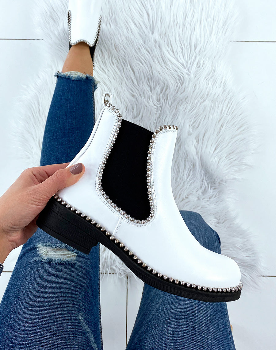 Chelsea boots blanches ornées de perles argentées