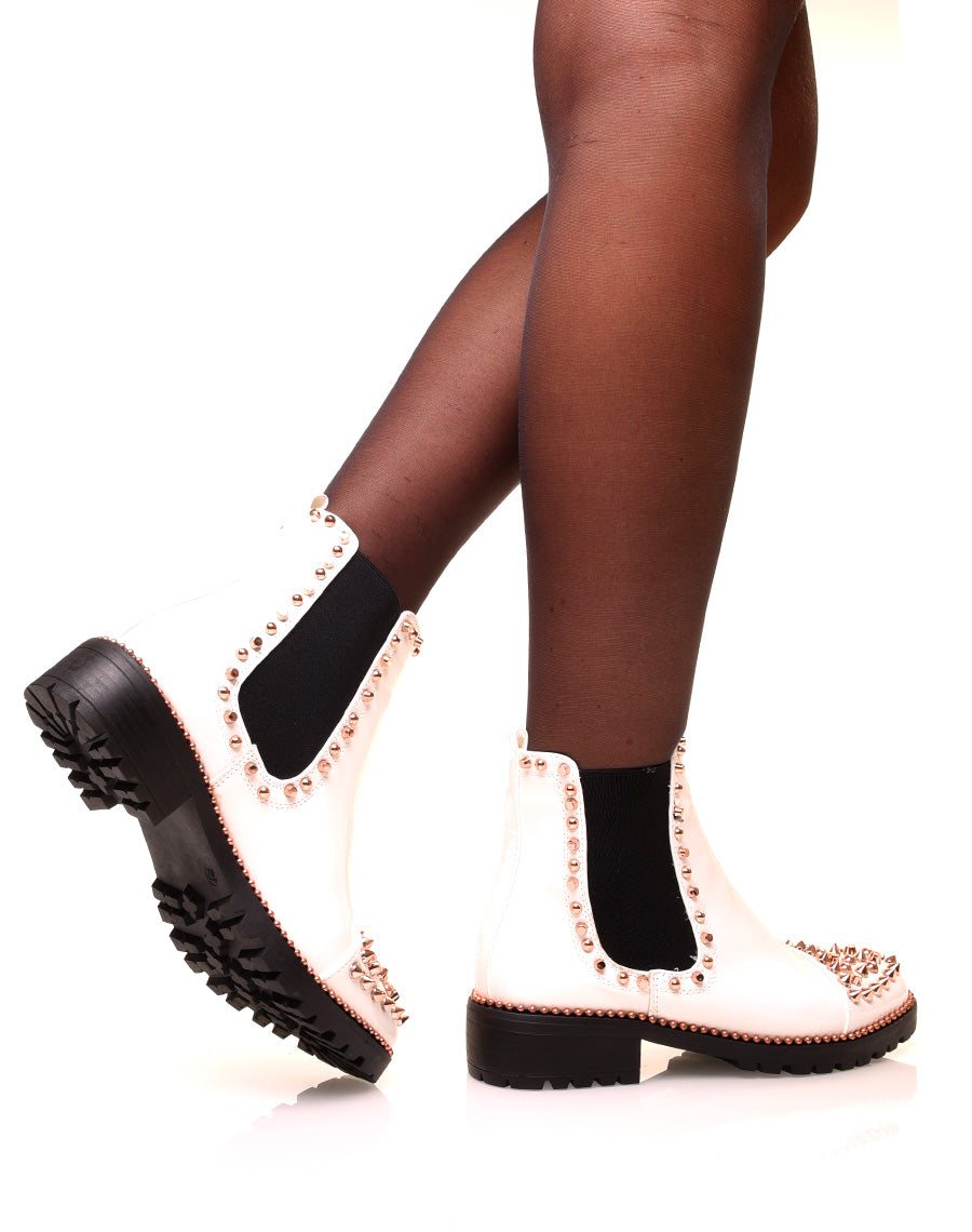 Chelsea boots blanches vernies ajourées de clous