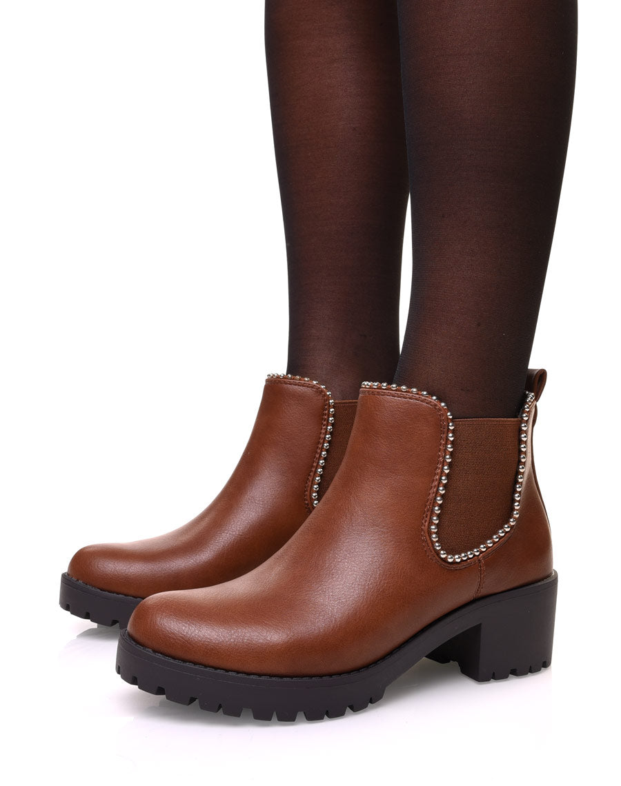 Chelsea boots camelles à talon et semelle crantée et perles