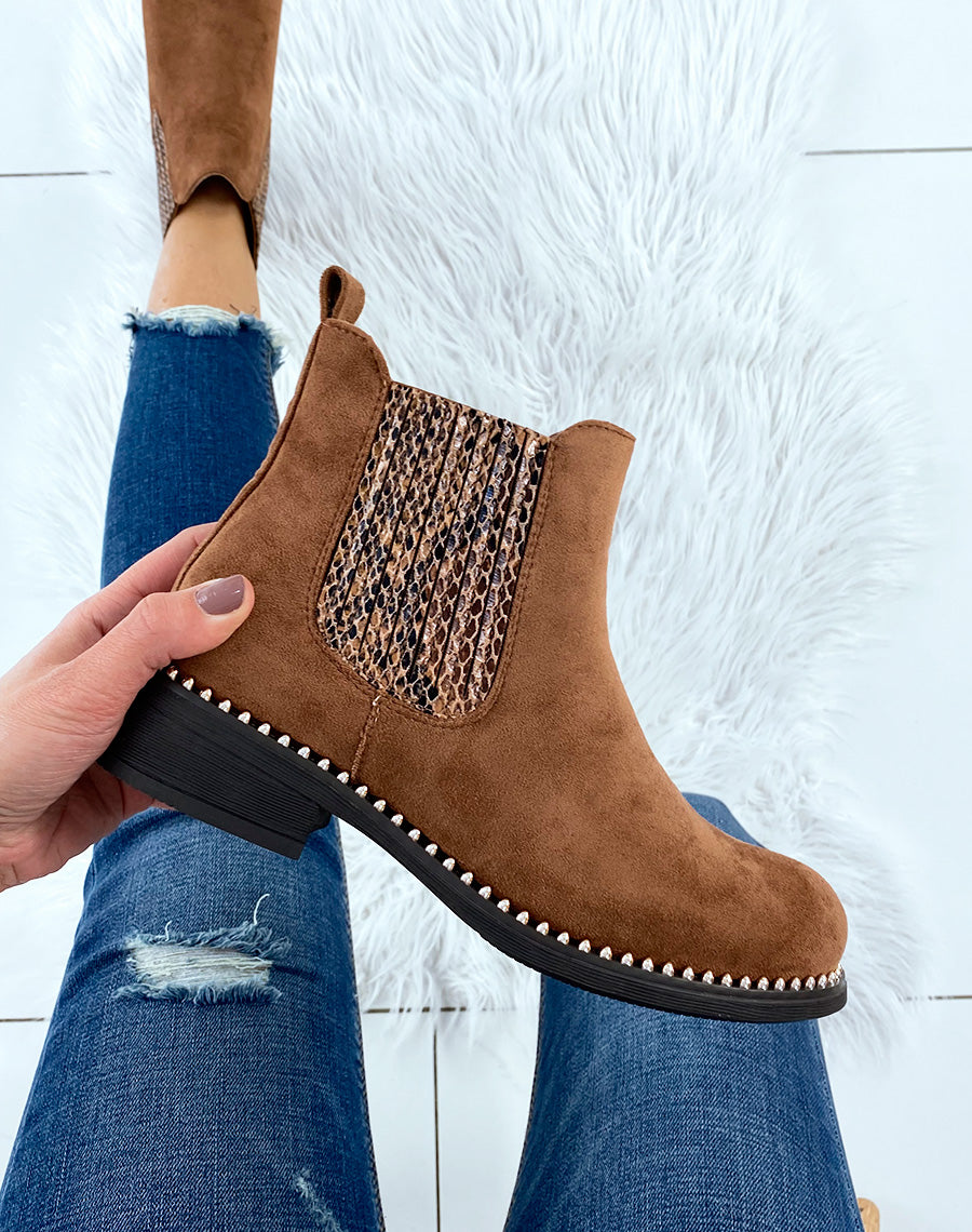 Chelsea boots en suédine camel ornées de perles dorées