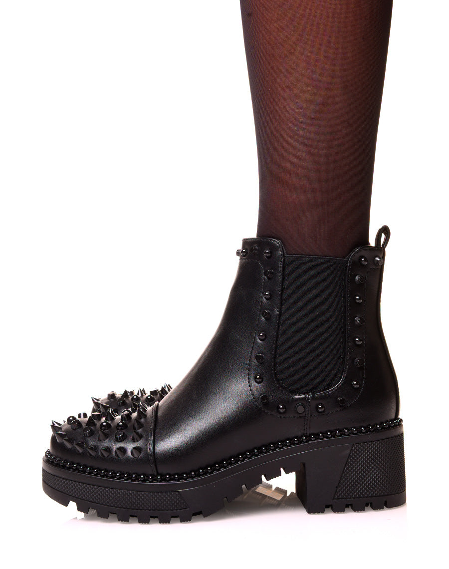 Chelsea boots noire à effet lisse ajouré de clous noirs