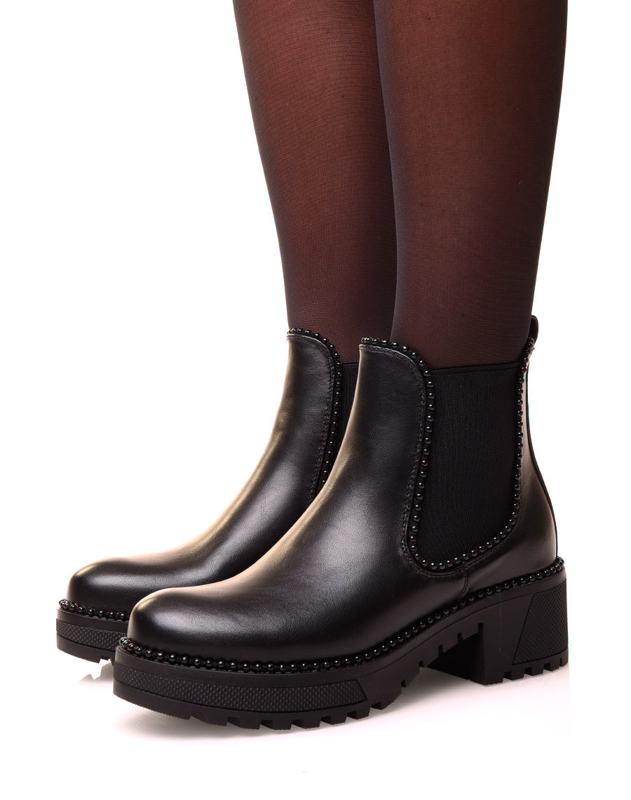 Chelsea boots noires ajourées de perles noires