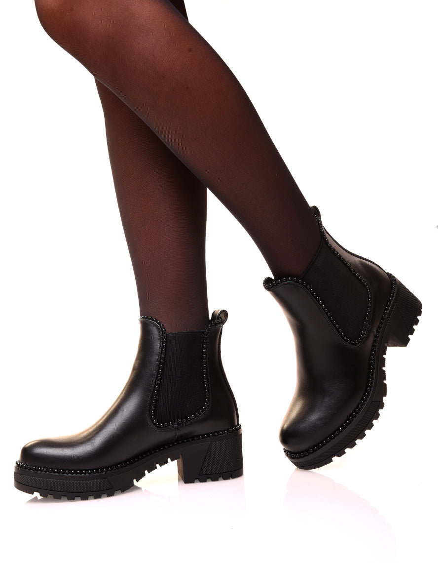 Chelsea boots noires ajourées de perles noires