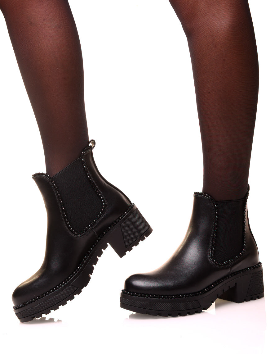 Chelsea boots noires ajourées de perles noires