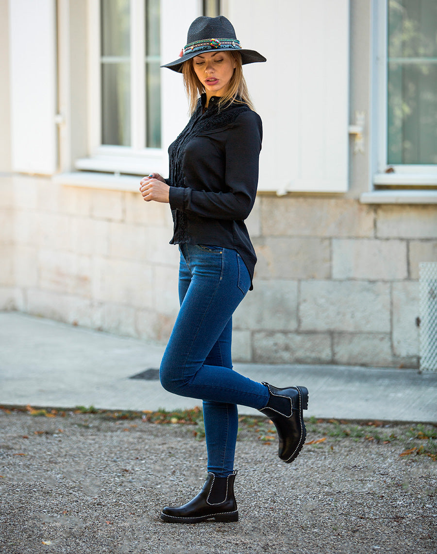Chelsea boots noires grainées à détails perles
