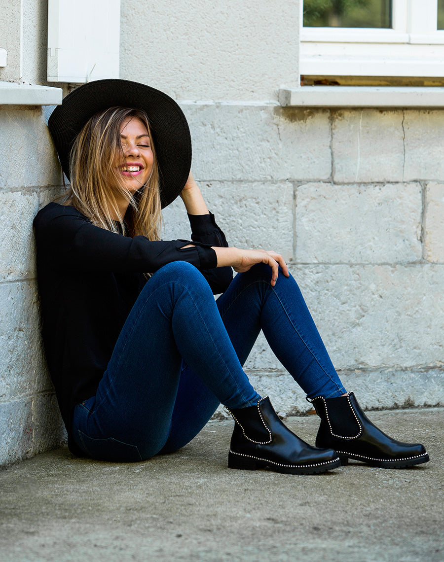 Chelsea boots noires grainées à détails perles