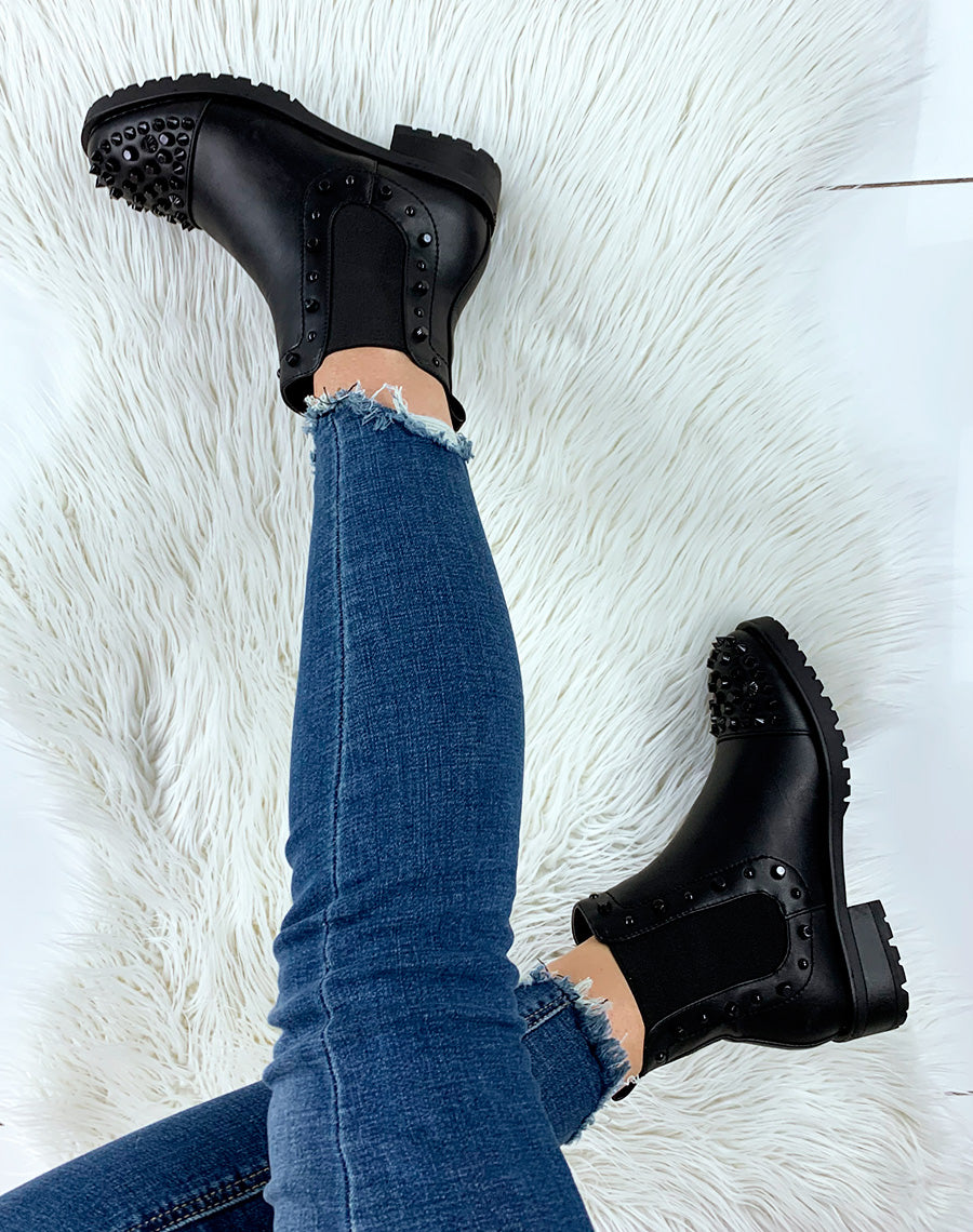 Chelsea boots noires à ornements noirs
