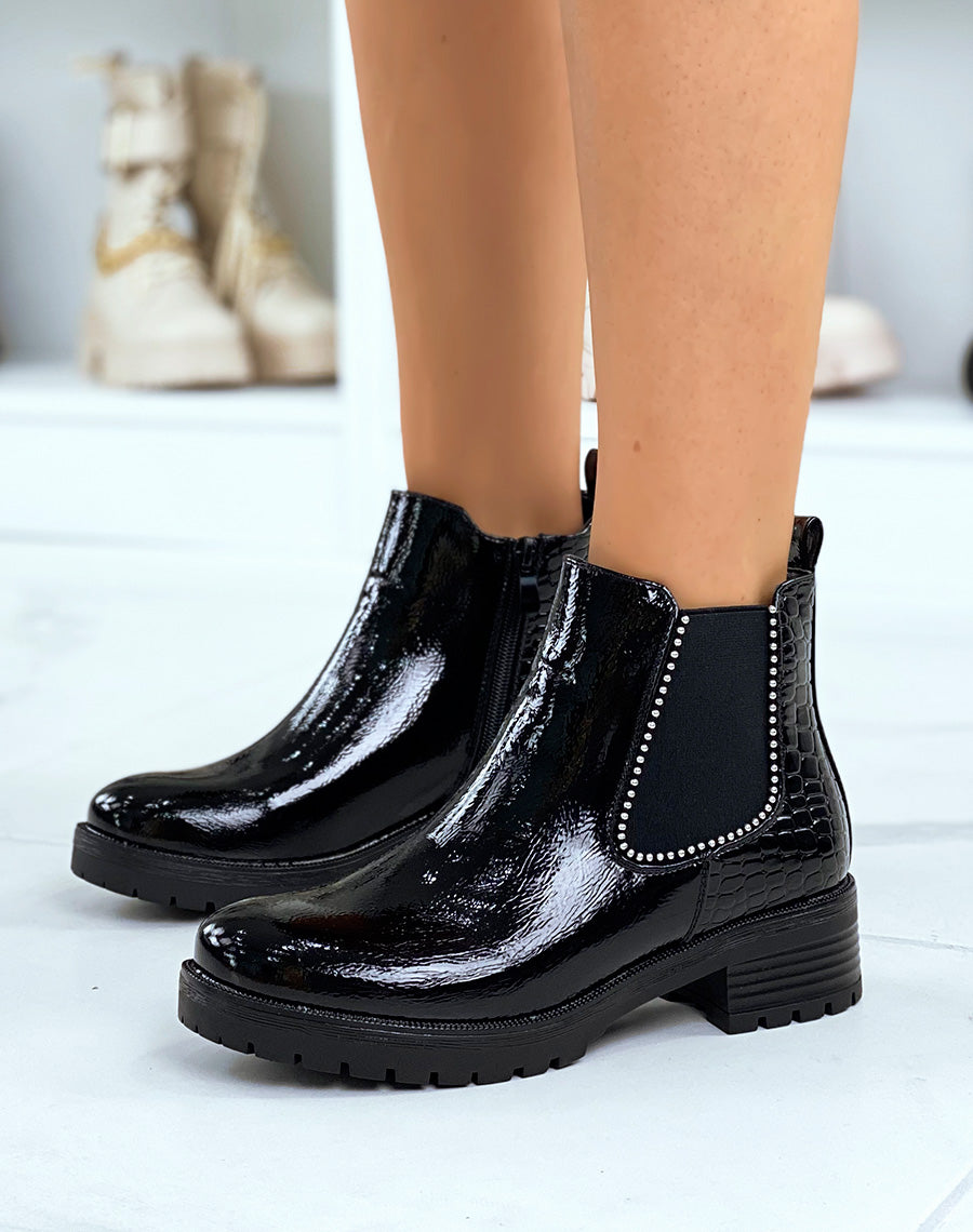 Chelsea boots noires vernies effet croco talonnées à petits clous argentés