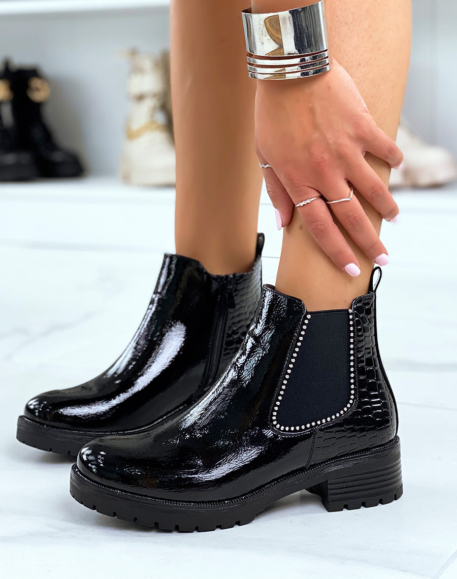 Chelsea boots noires vernies effet croco talonnées à petits clous argentés