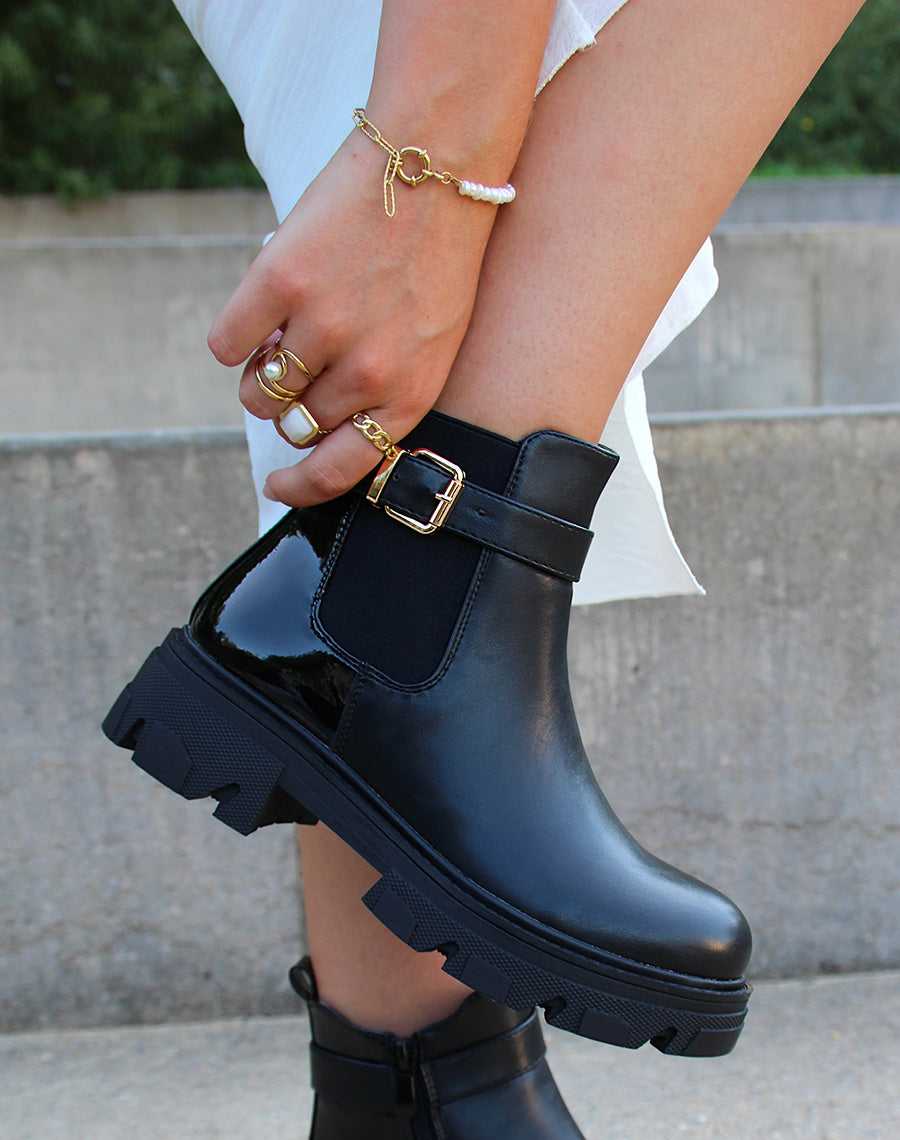 Chelsea noires bi-matière à sangle dorée et semelle talonnée crantée