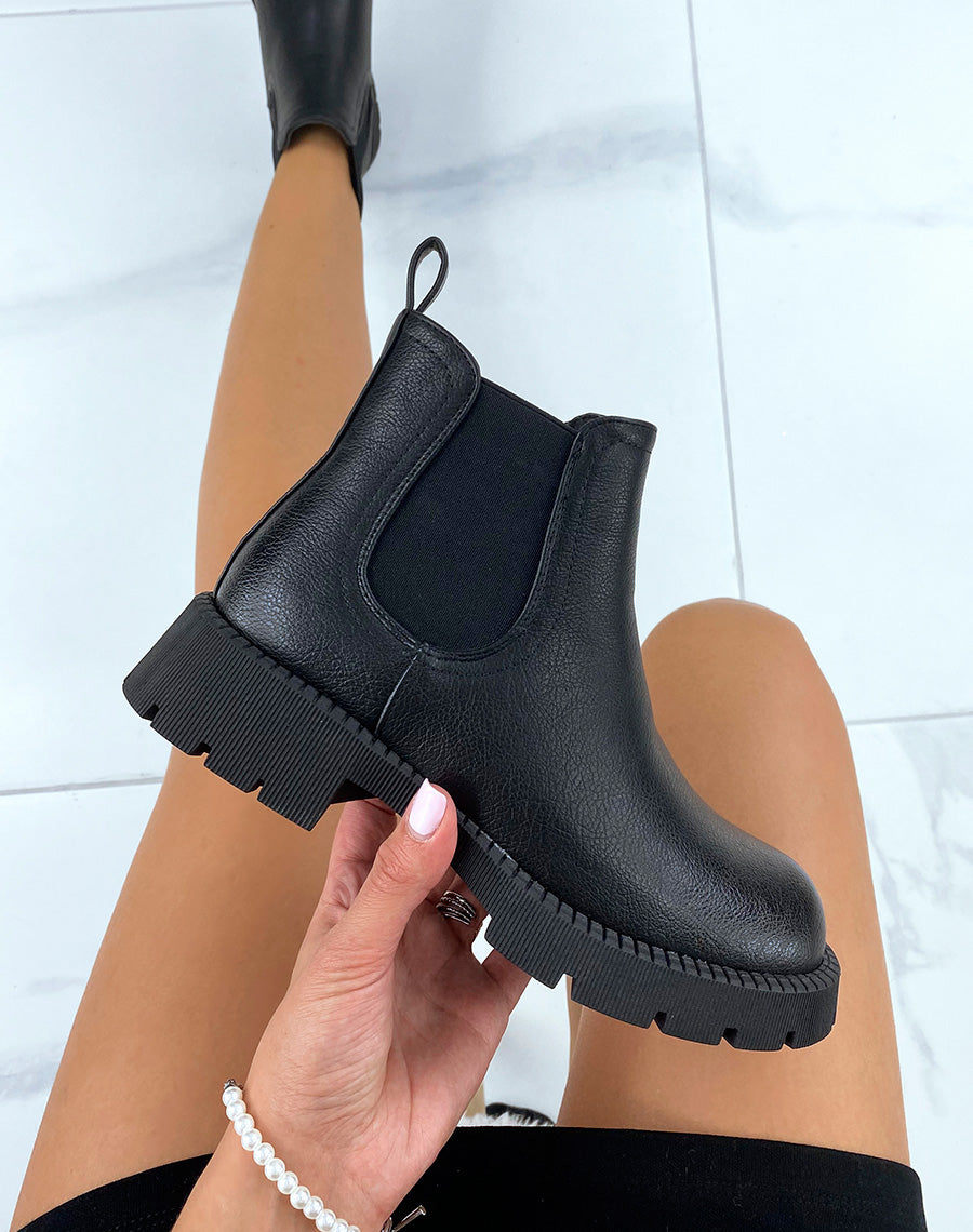 Chelsea noires à semelle épaisse et détaillée