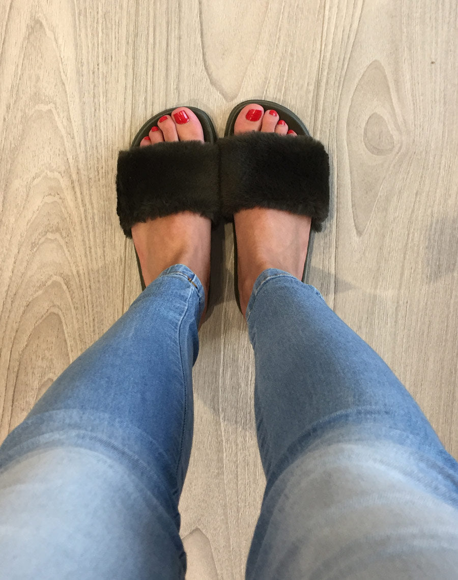 Claquettes kaki à fourrure 