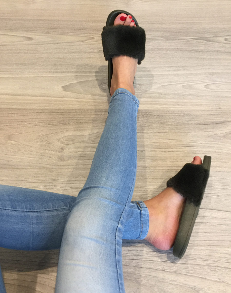 Claquettes kaki à fourrure 