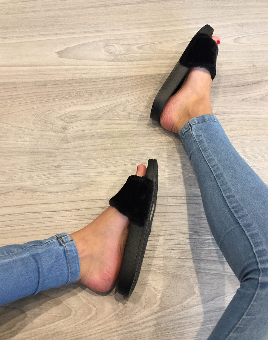 Claquettes noires à fourrure 