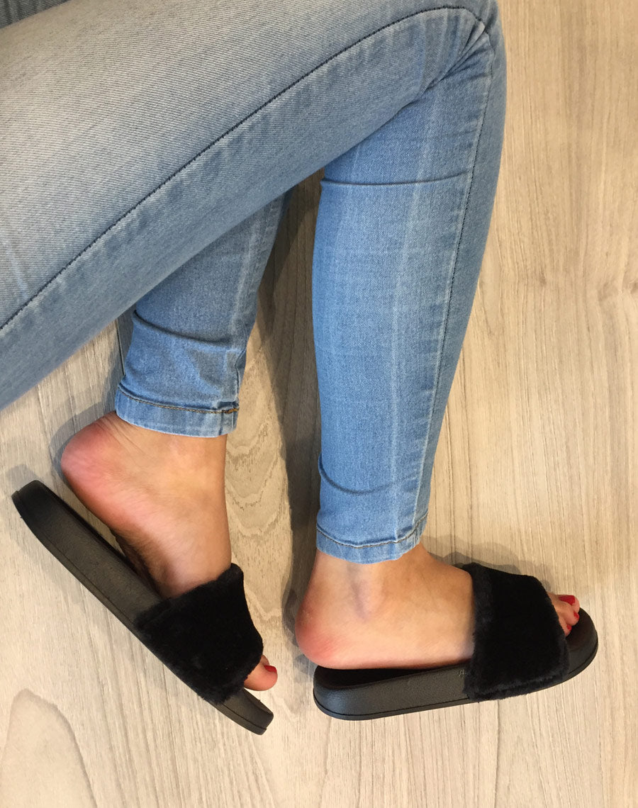 Claquettes noires à fourrure 