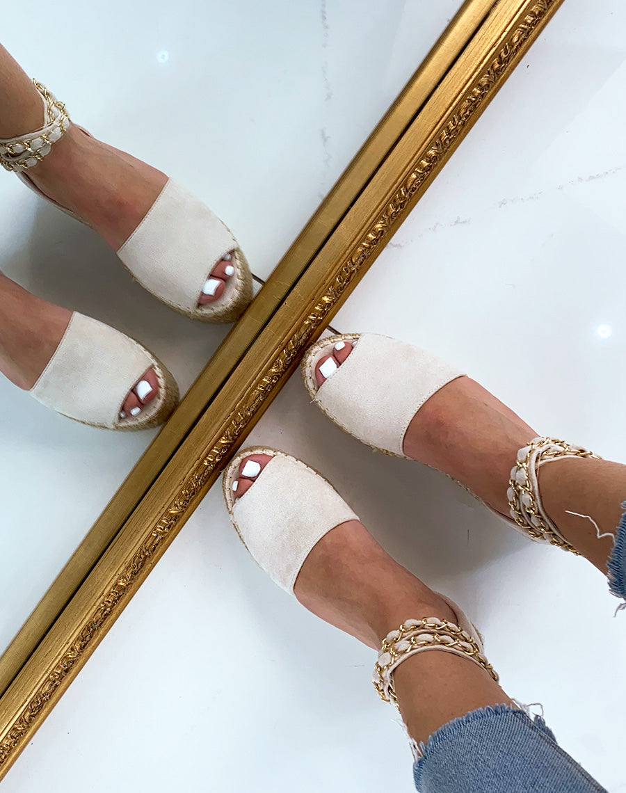 Compensée beige à chaine dorée