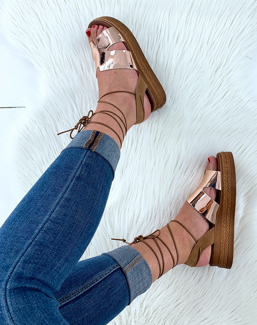 Compensée en cuir bronze effet miroir à lacets cheville