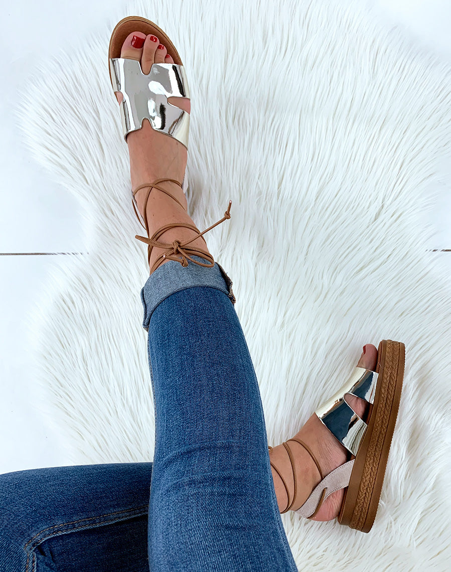 Compensée en cuir dorée effet miroir à lacets cheville