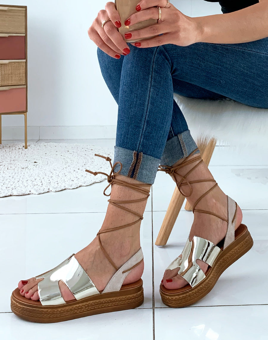 Compensée en cuir dorée effet miroir à lacets cheville