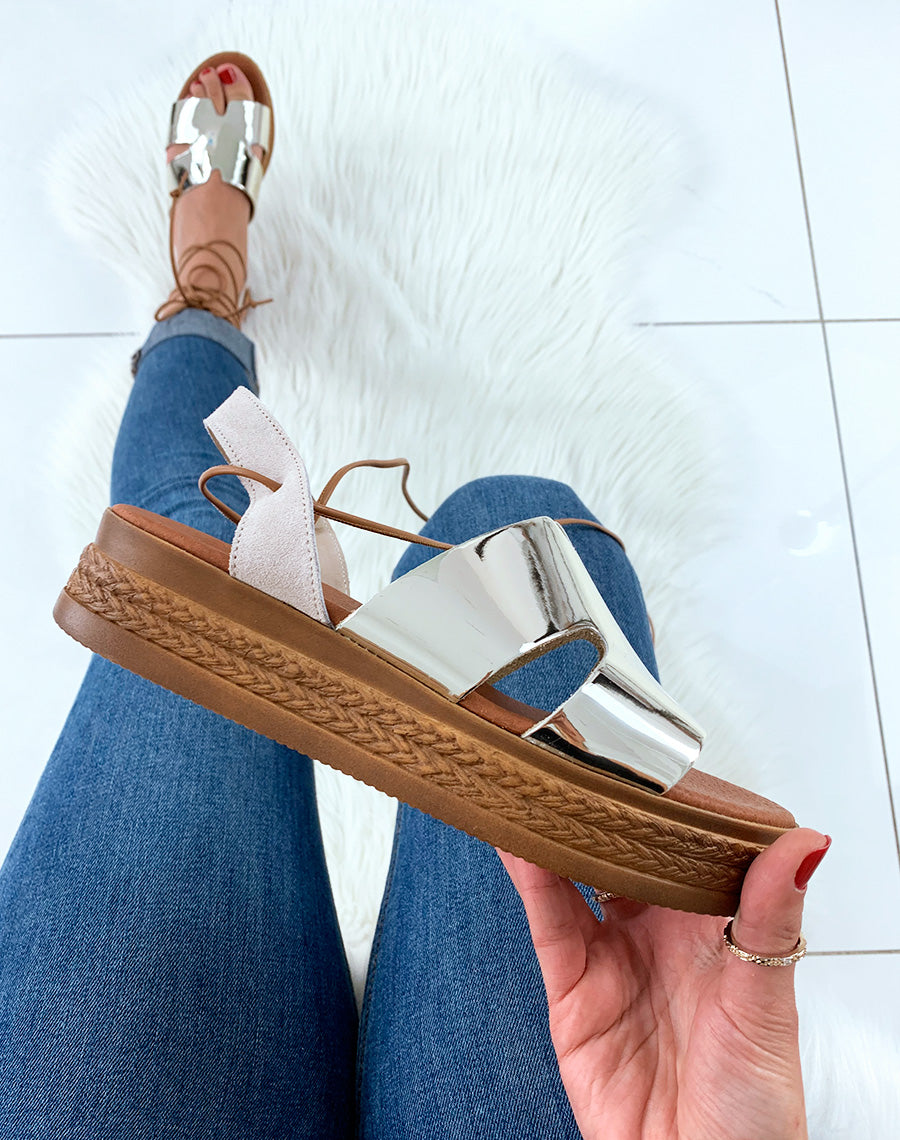 Compensée en cuir dorée effet miroir à lacets cheville