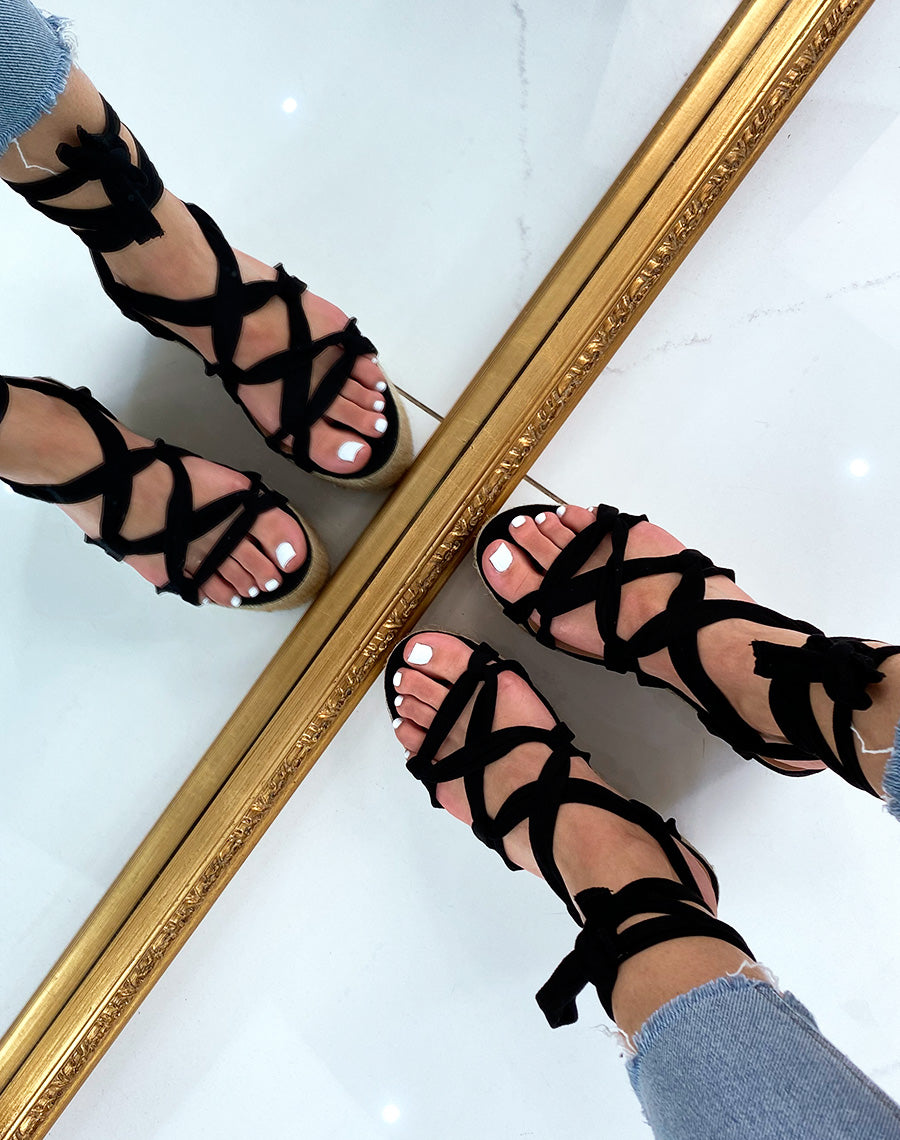 Compensée noire à bride entrecroisée