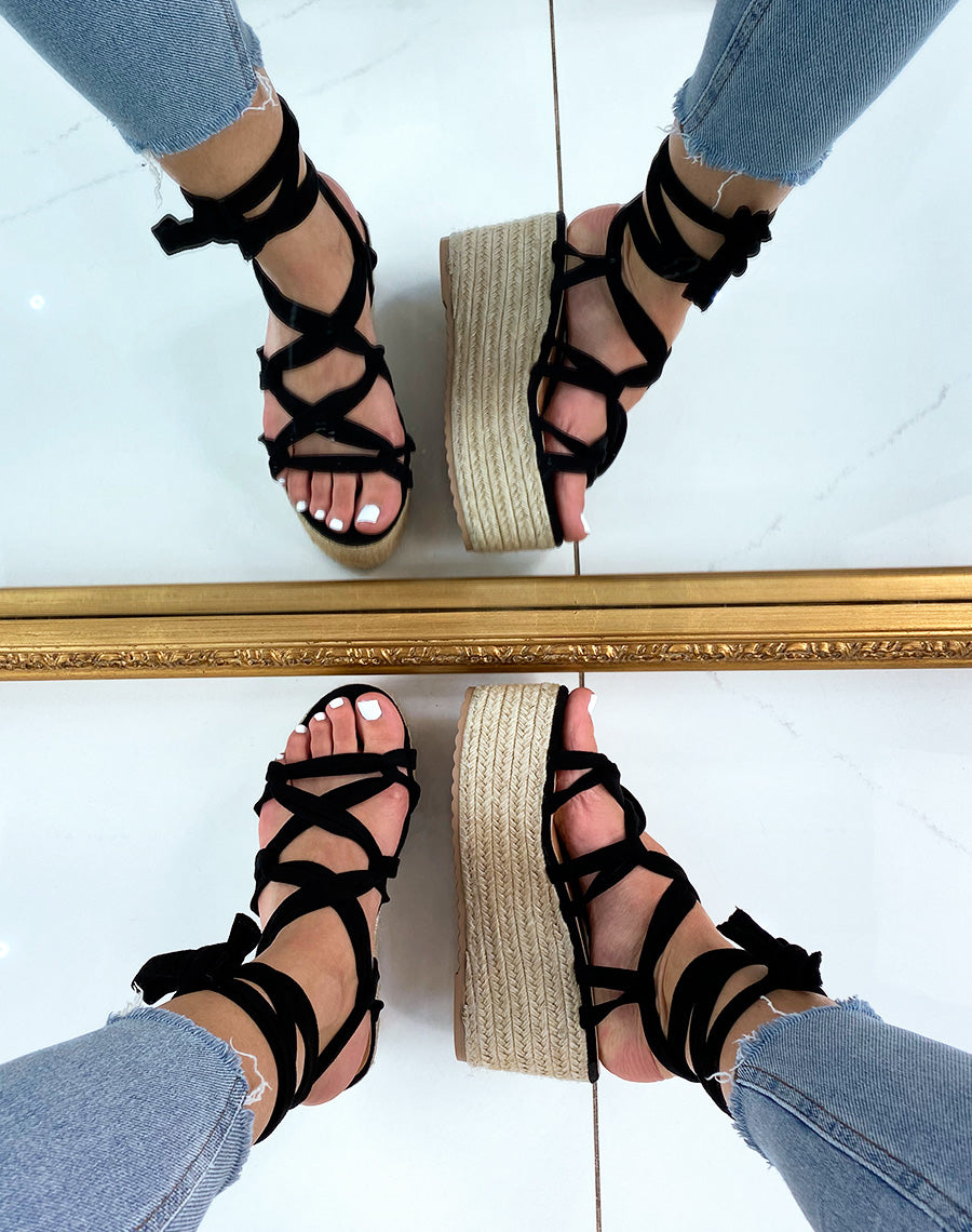 Compensée noire à bride entrecroisée