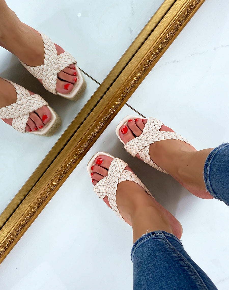 Compensées beiges à brides tressées