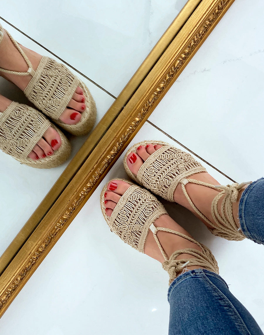 Compensées beiges à détails brodés