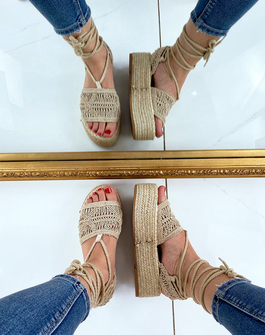 Compensées beiges à détails brodés