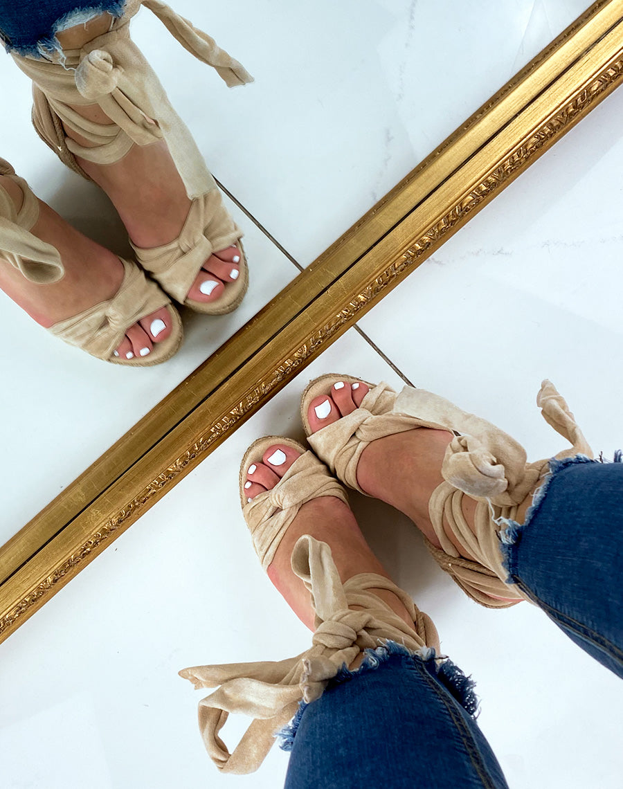 Compensées beiges en tissus à brides croisées