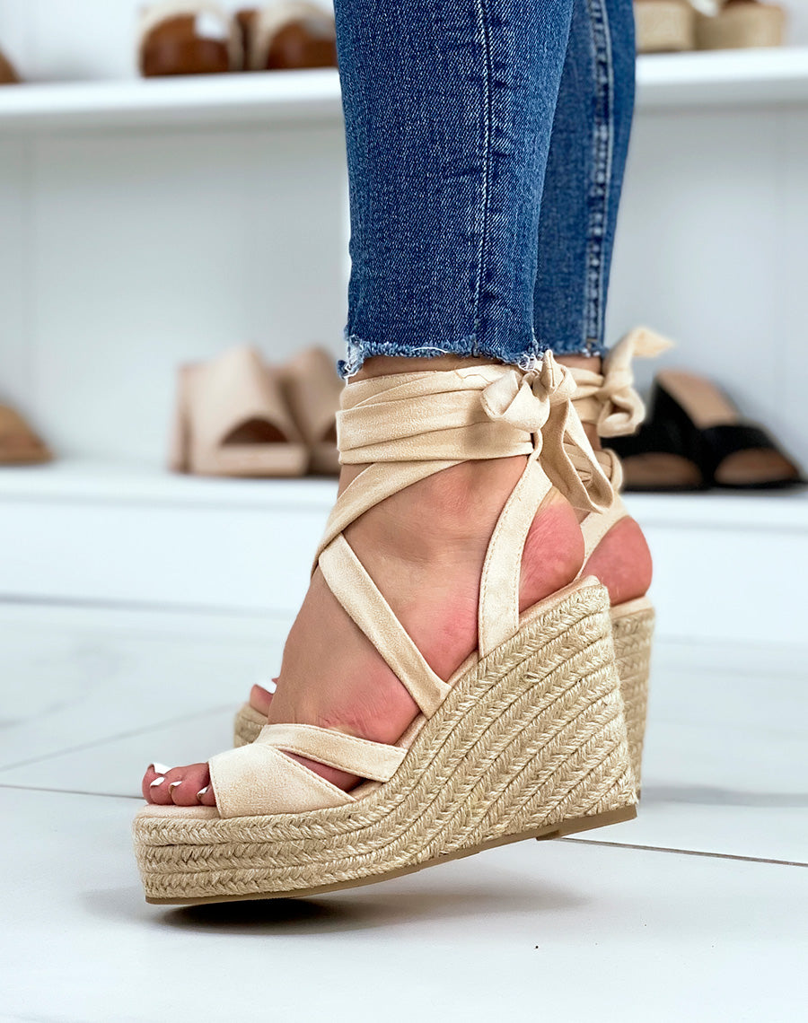 Compensées beiges à long lacet