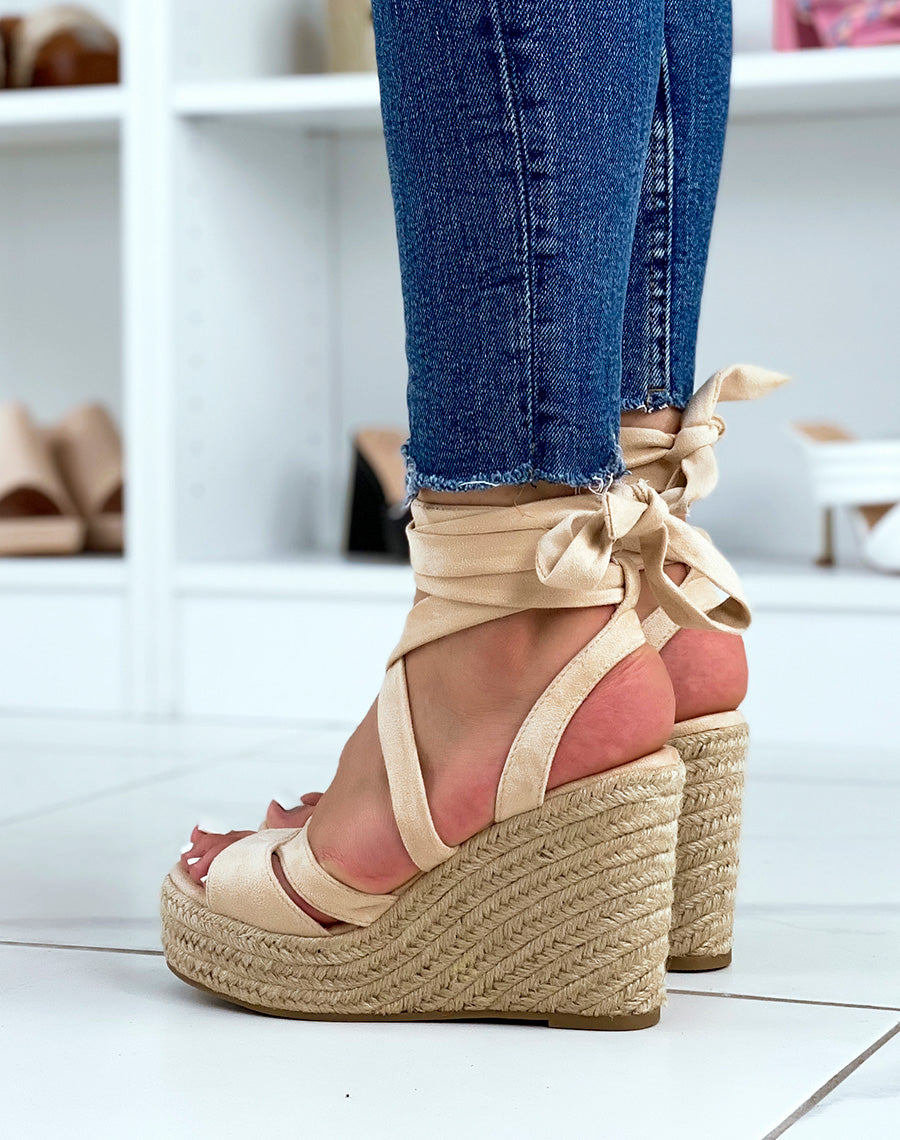 Compensées beiges à long lacet
