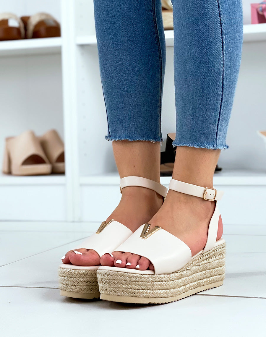 Compensées beiges plates à détail V doré