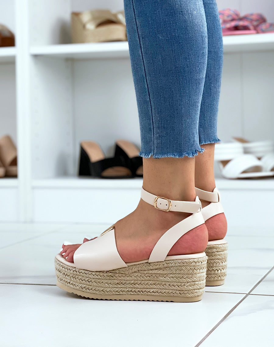 Compensées beiges plates à détail V doré