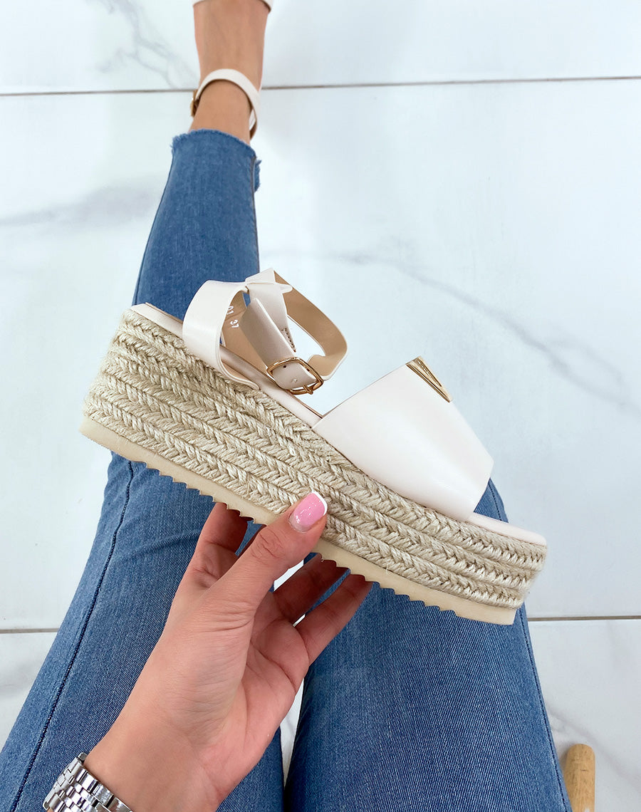 Compensées beiges plates à détail V doré