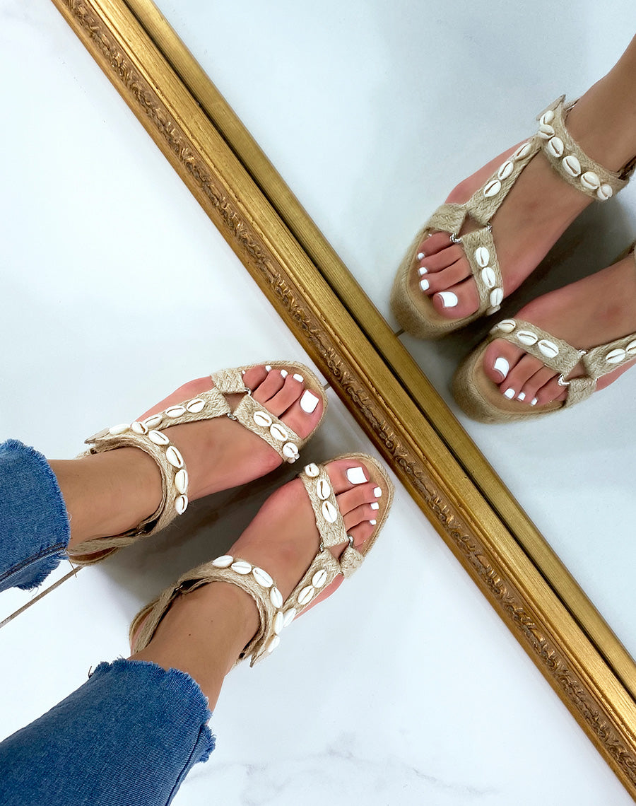 Compensées beiges plates à lanières en toile de jute et coquillages