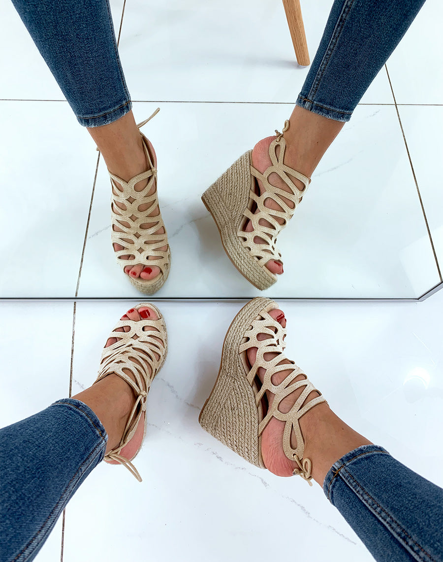 Compensées beiges suédines ouvertes à lacets derrière cheville