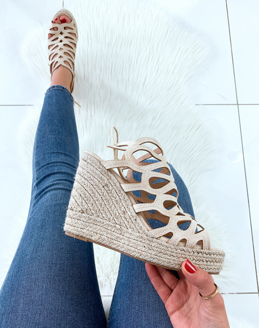 Compensées beiges suédines ouvertes à lacets derrière cheville