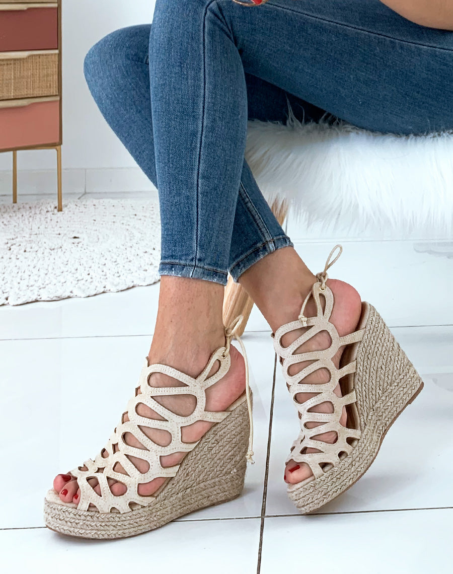 Compensées beiges suédines ouvertes à lacets derrière cheville